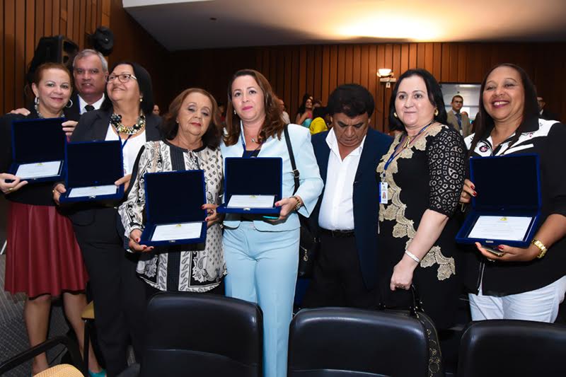 Servidores ganham homenagem com placas de "Servidor Destaque"