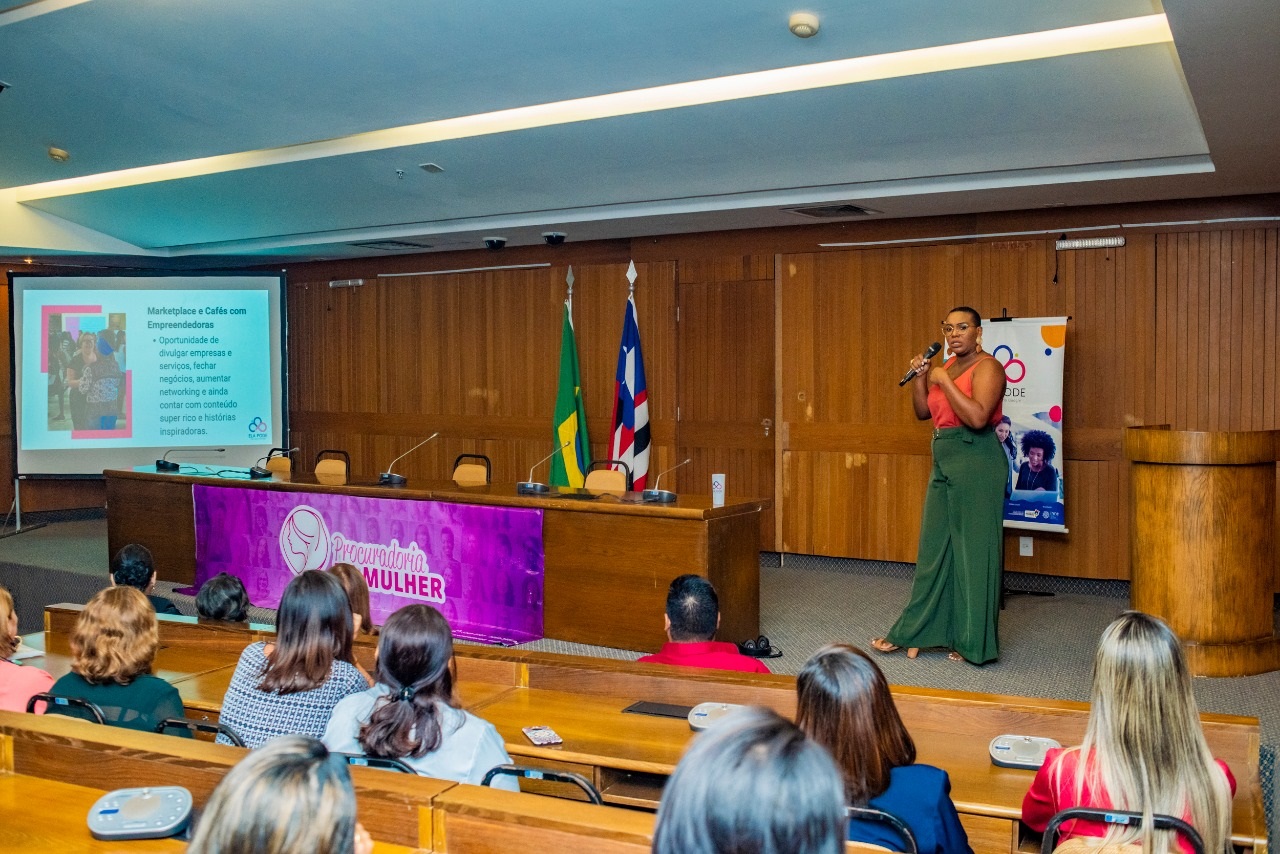 Karina Muniz, multiplicadora do programa “Elas Podem”, proferiu palestra enfatizando o poder da mulher na sociedade  