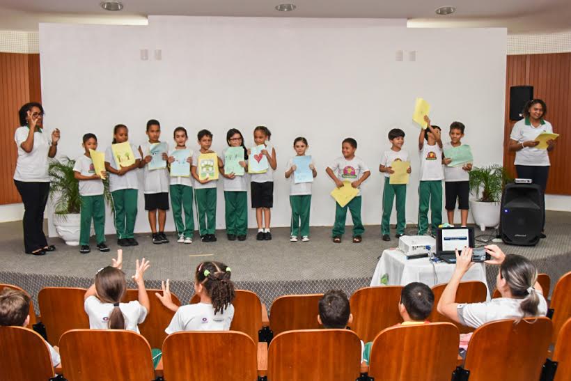 Alunos do Sementinha apresentam livro em reunião de pais e mestres