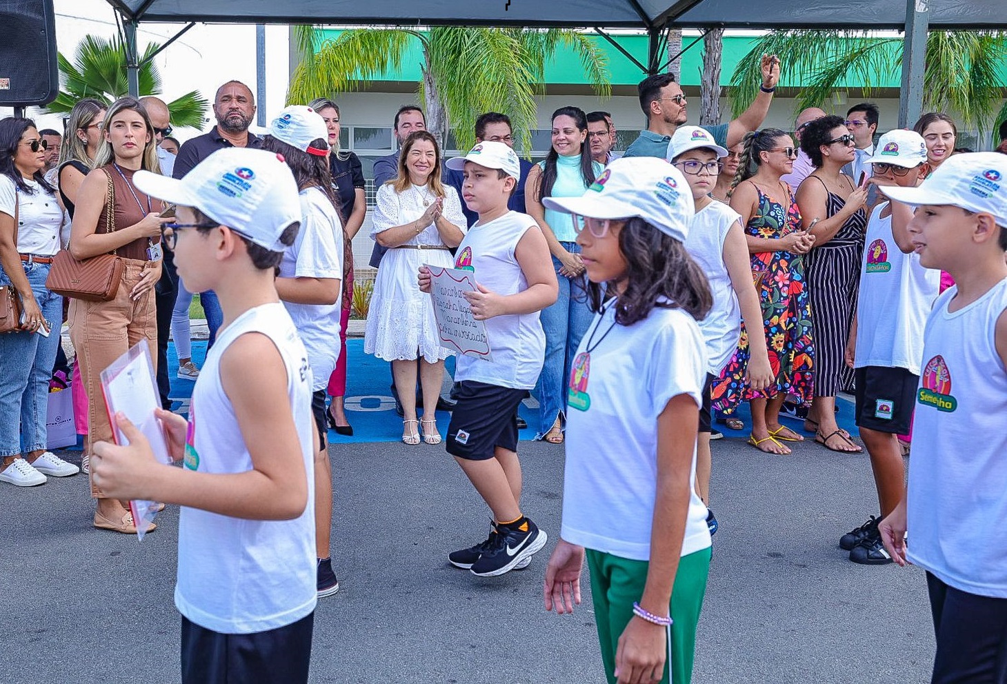 Iracema Vale, Roberto Costa e demais autoridades acompanham o desfile da Creche-Escola Sementinha