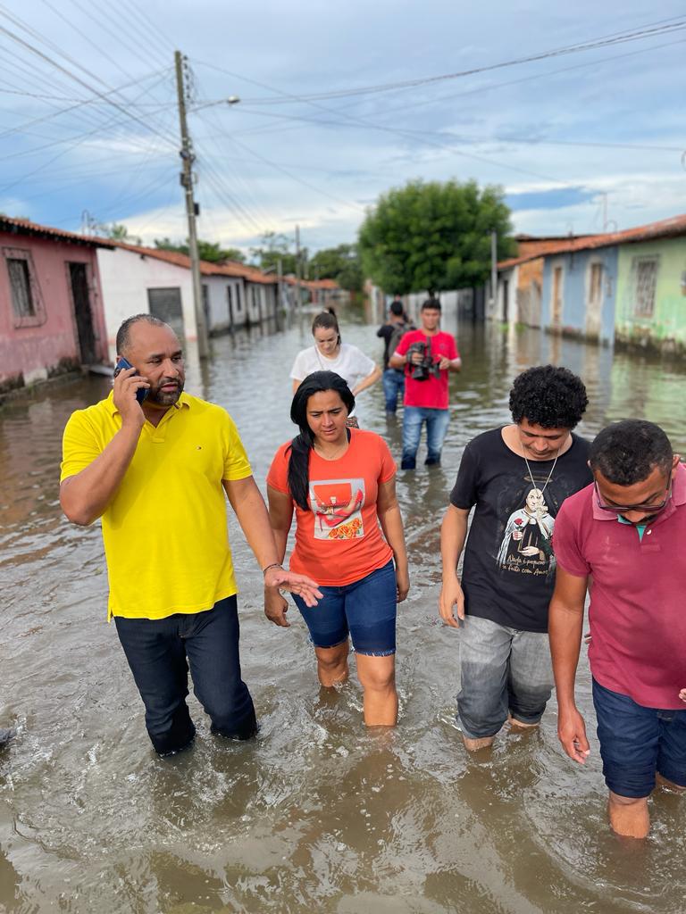 Roberto Costa visita famílias atingidas pela enchente em Bacabal