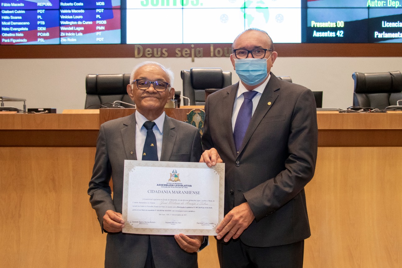 Homenageado exibe o título ao lado do deputado César Pires, que solicitou a homenagem