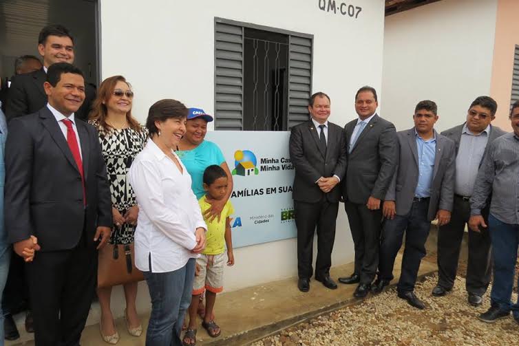 Rafael Leitoa participa da entrega de casas em Timon