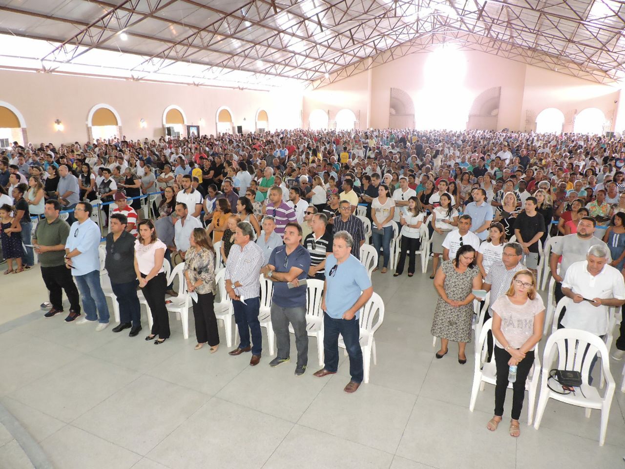 Multidão comparece à missa de sétimo dia do presidente Humberto 