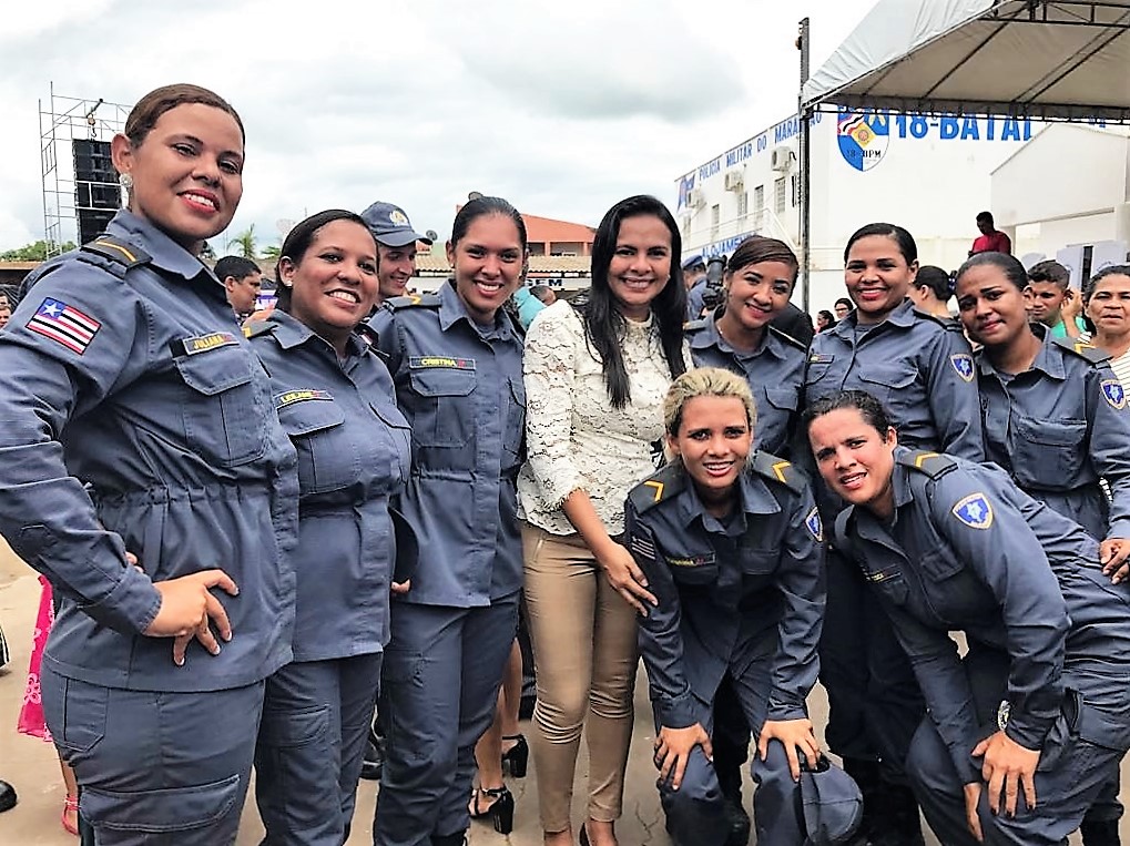 Madrinha da turma de policiais, Ana do Gás participa de formatura em Presidente Dutra