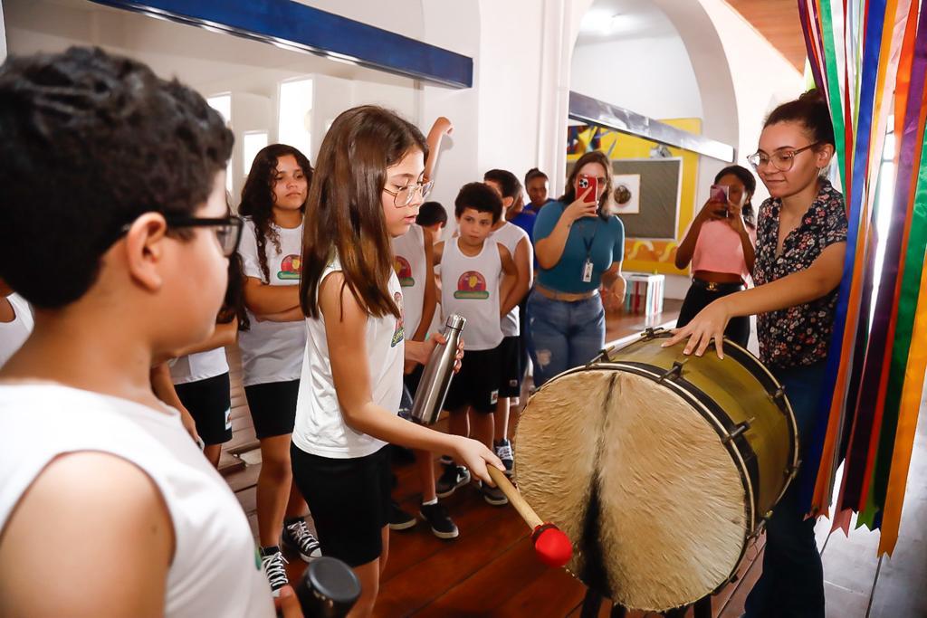 Estudantes também tiveram a experiência de tocar instrumentos usados por grupos da cultura popular
