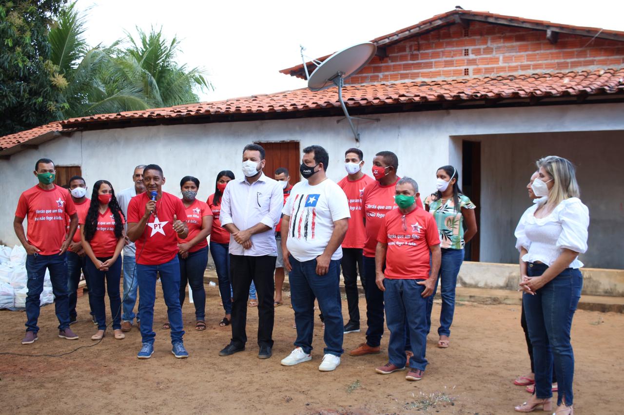 Adelmo Soares ouve demandas da população em Colinas 