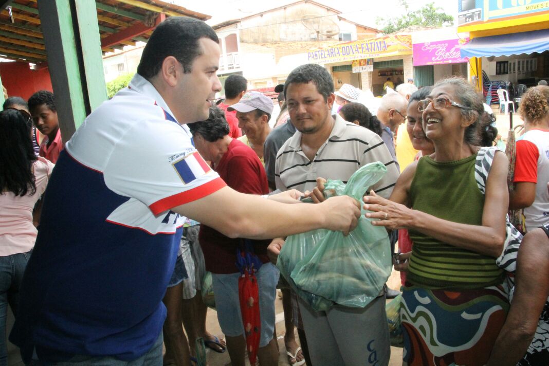 Deputado Vinicius Louro faz a doação de três toneladas de peixe em Bernardo do Mearim