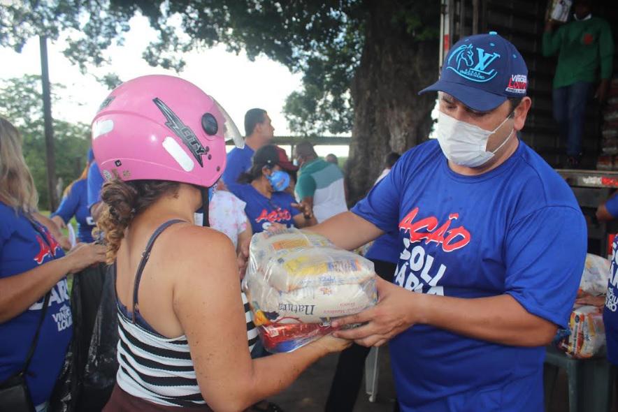 Vinicius Louro entrega cestas básicas em Trizidela do Vale