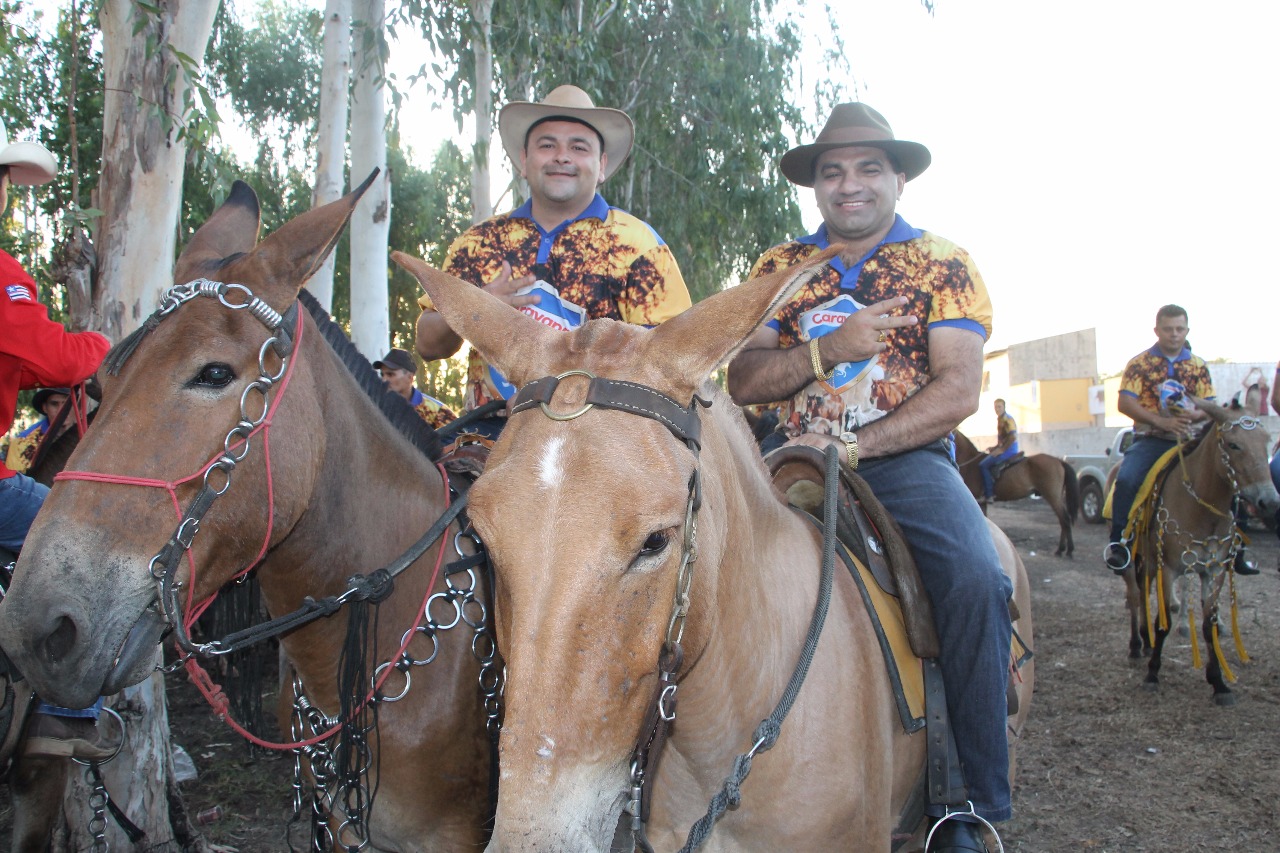 Vinicius Louro e Josimar do Maranhãozinho participam de Cavalgada, em Pedreiras