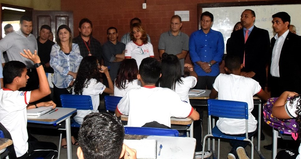 Roberto Costa, presidente da Comissão de Educação, faz vistoria em escola da Cohab