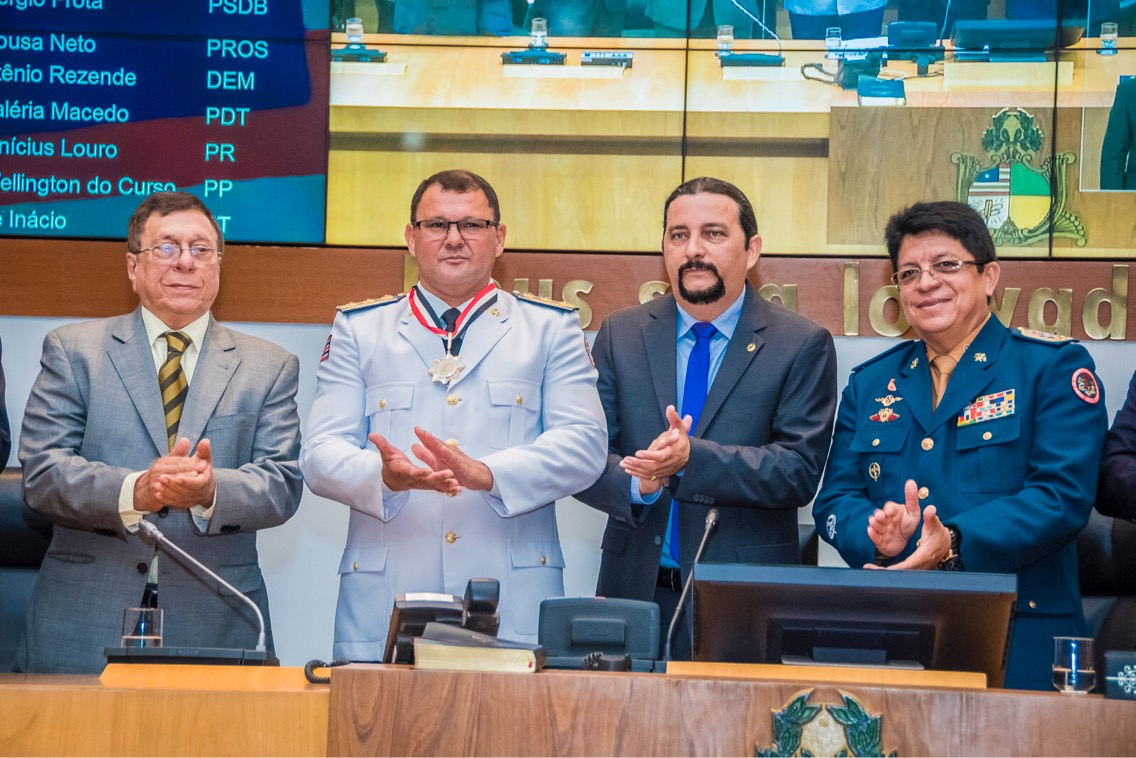 AL concede Medalha Manoel Beckman ao coronel Izac Muniz e homenagea o Projeto Bombeiro Mirim