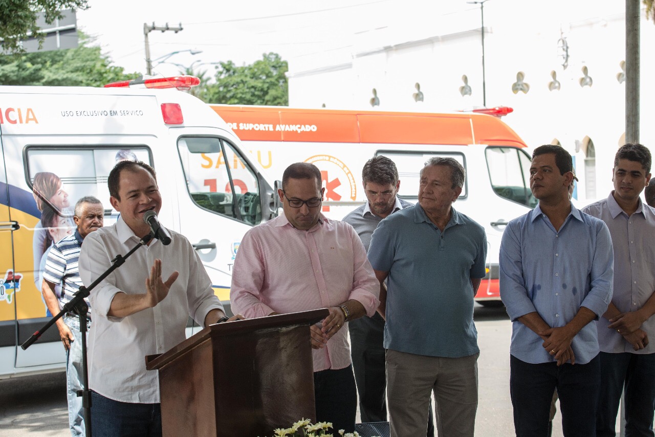 Rafael Leitoa entrega ambulâncias para Timon e confirma recursos para mais veículos em 2018