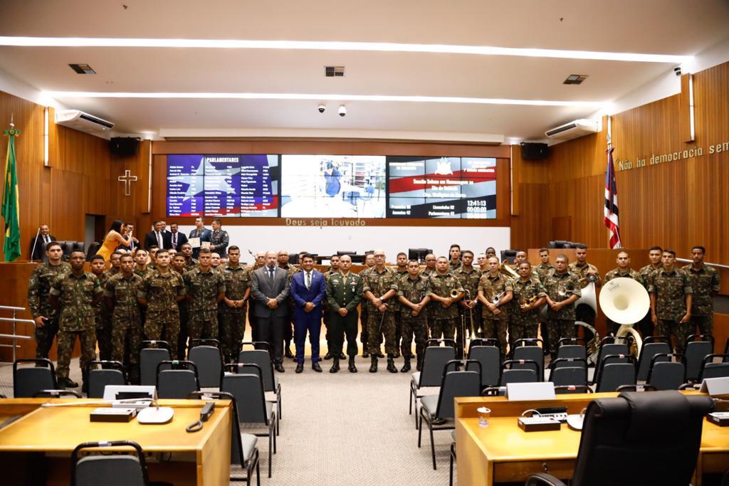 Wellington do Curso em registro com membros do Exército Brasileiro presentes à sessão solene 