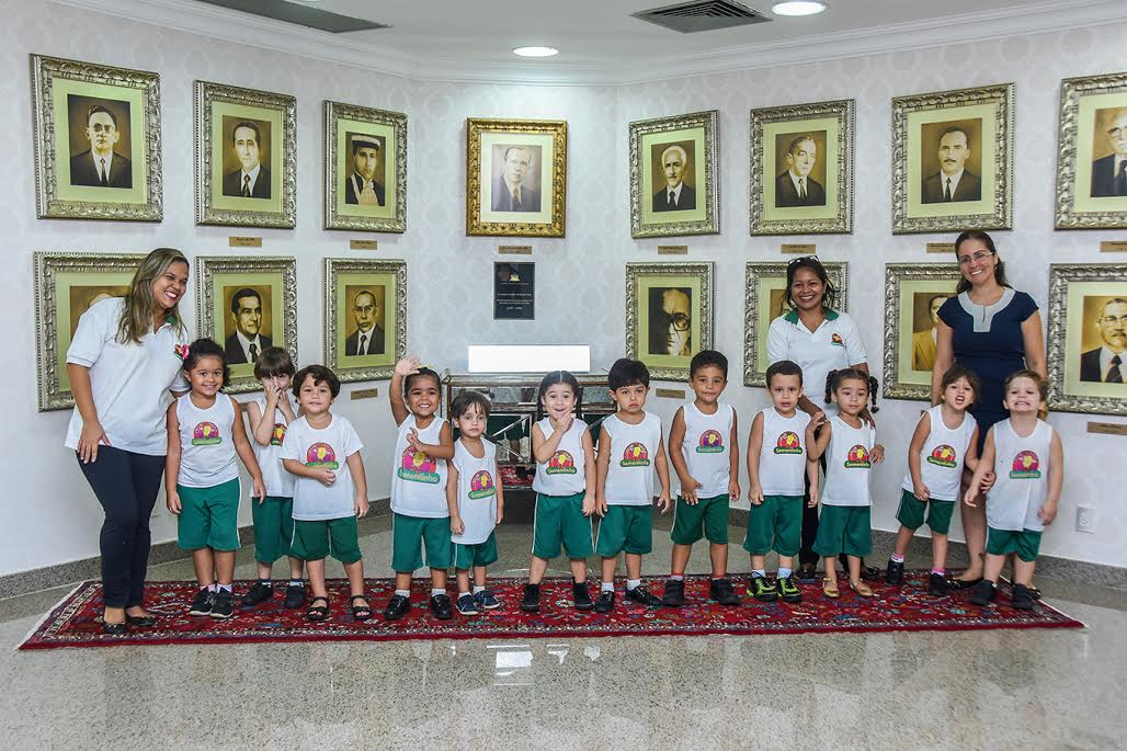 Alunos da Sementinha visitam Salão Nobre da Assembleia