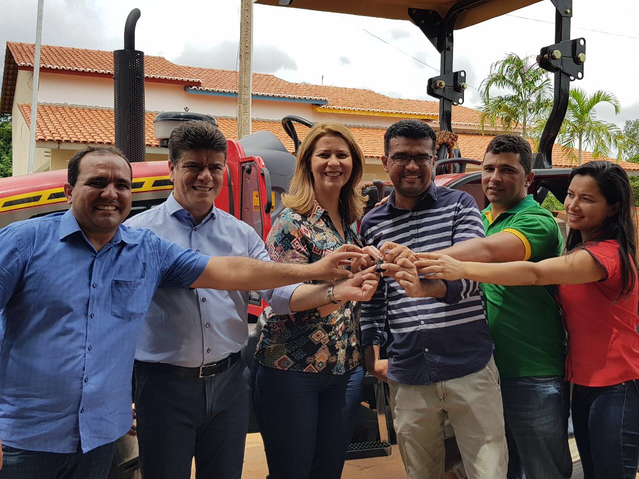 Valéria Macedo entrega patrulha mecanizada ao prefeito Dr Lahésio, em São Pedro dos Crentes