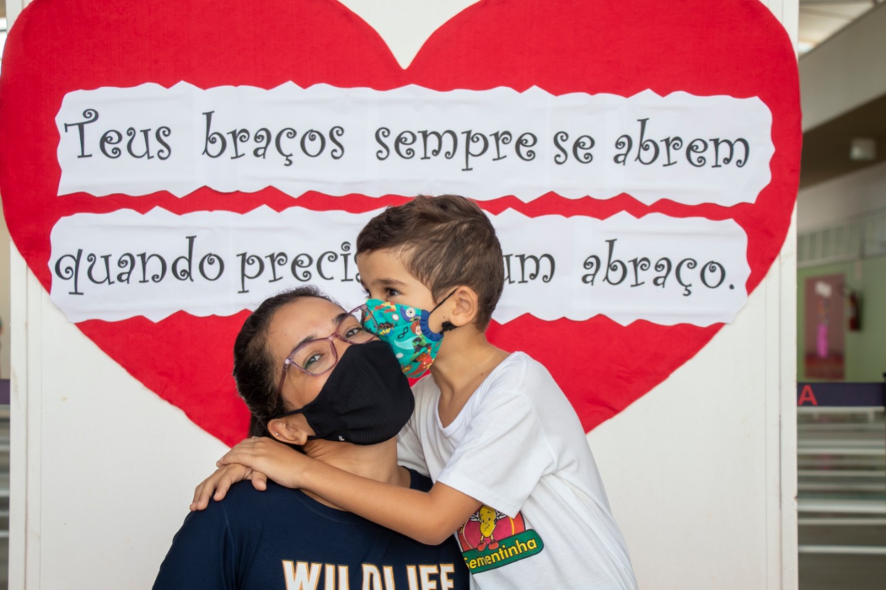 Mãe ganha beijo do filho após receber seu kit de café da manhã entregue pela escola