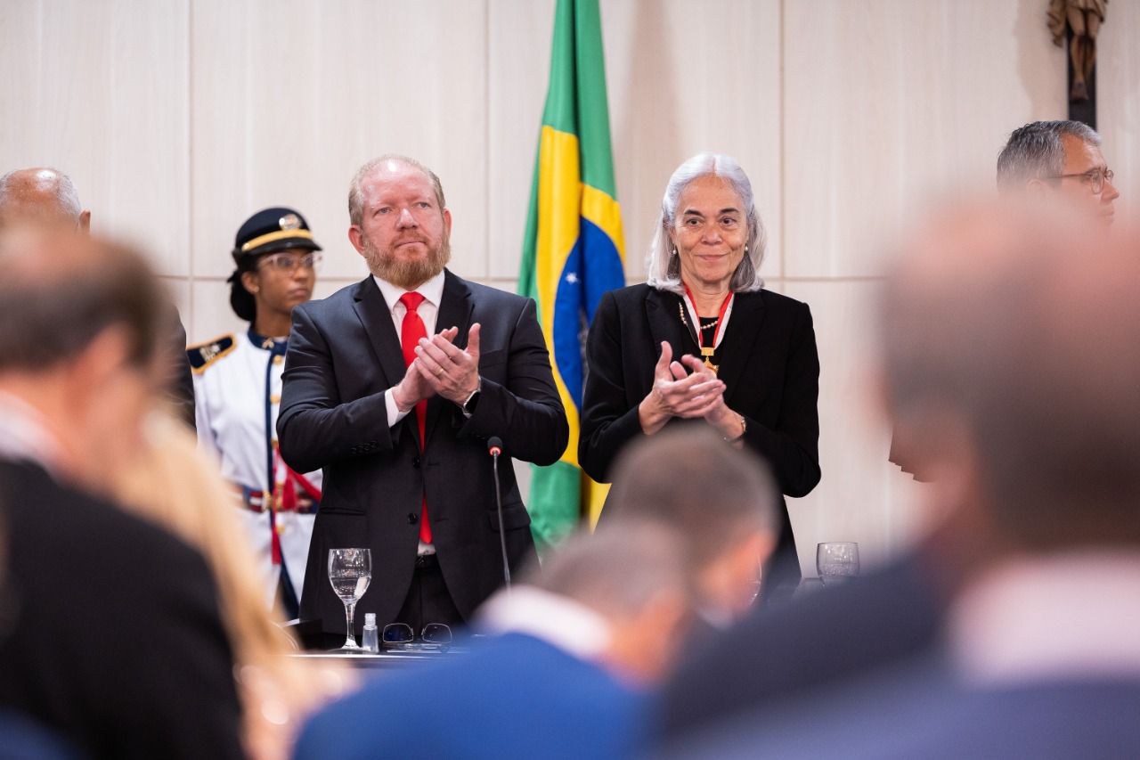 Othelino Neto ao lado da presidente do STJ, ministra Maria Thereza de Assis, durante a solenidade 