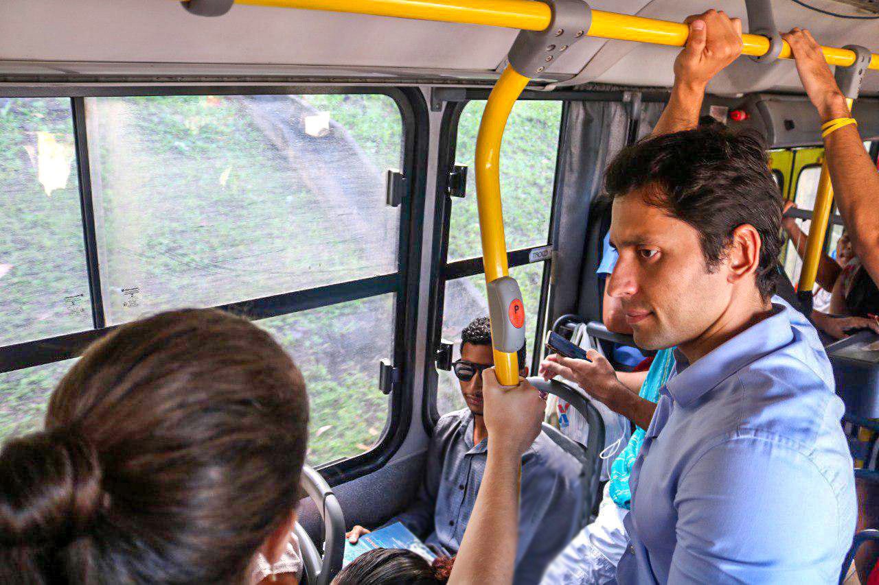 Duarte Jr faz trajeto de ônibus para conhecer de perto a realidade do transporte coletivo em São Luís