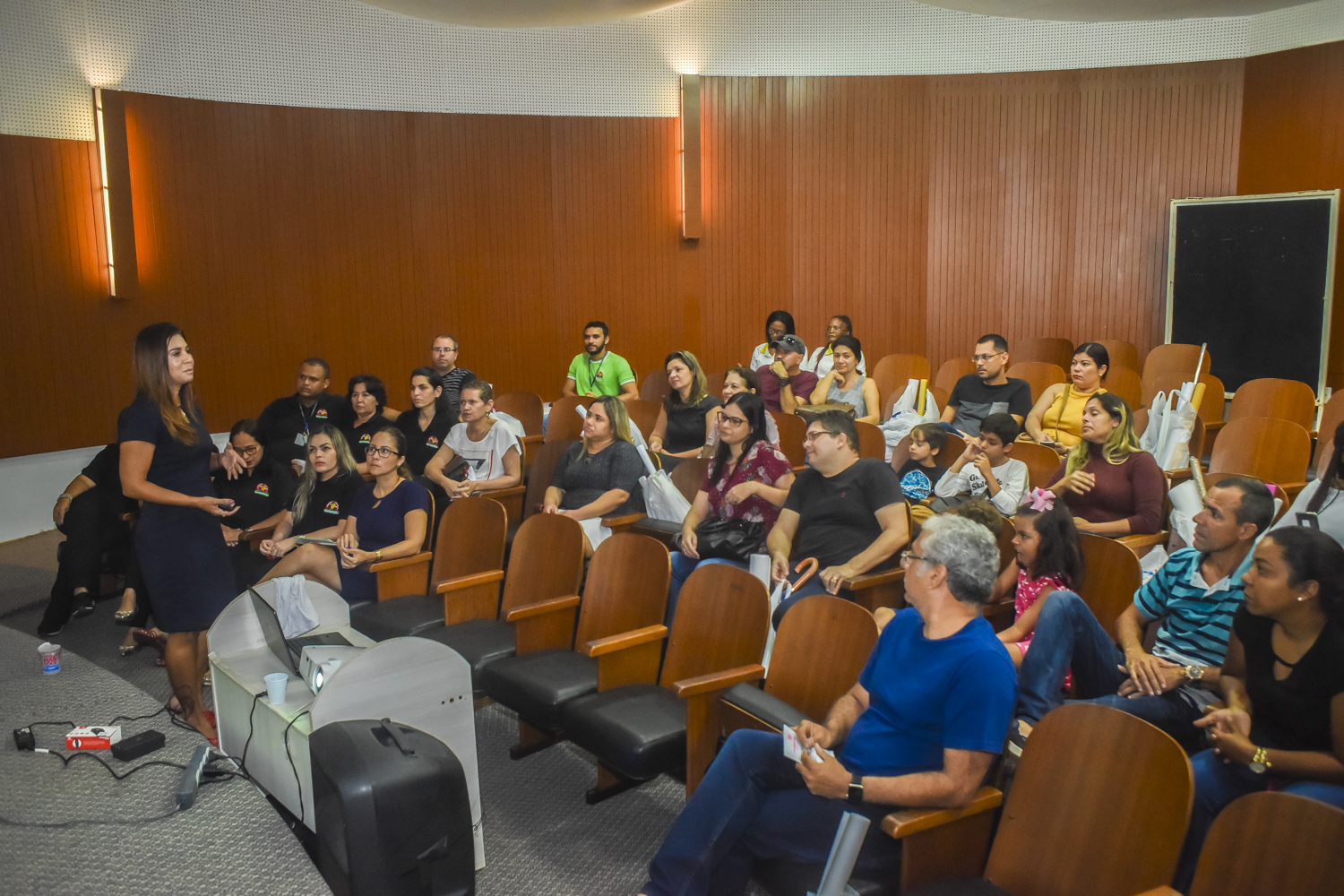 Creche-Escola Sementinha faz reunião com pais de alunos do Ensino Fundamental