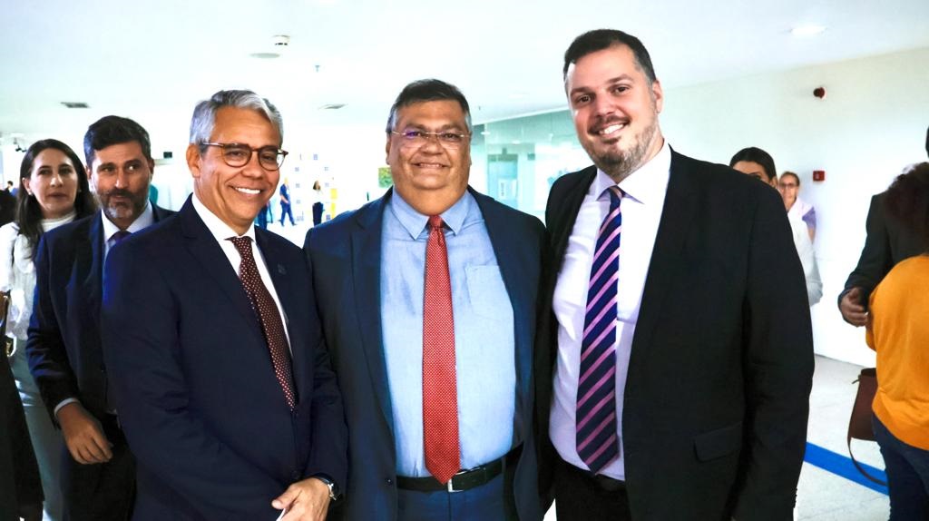 Deputado Rodrigo Lago com o ministro Flávio Dino e o presidente do Tribunal de Justiça do Maranhão, Paulo Velten