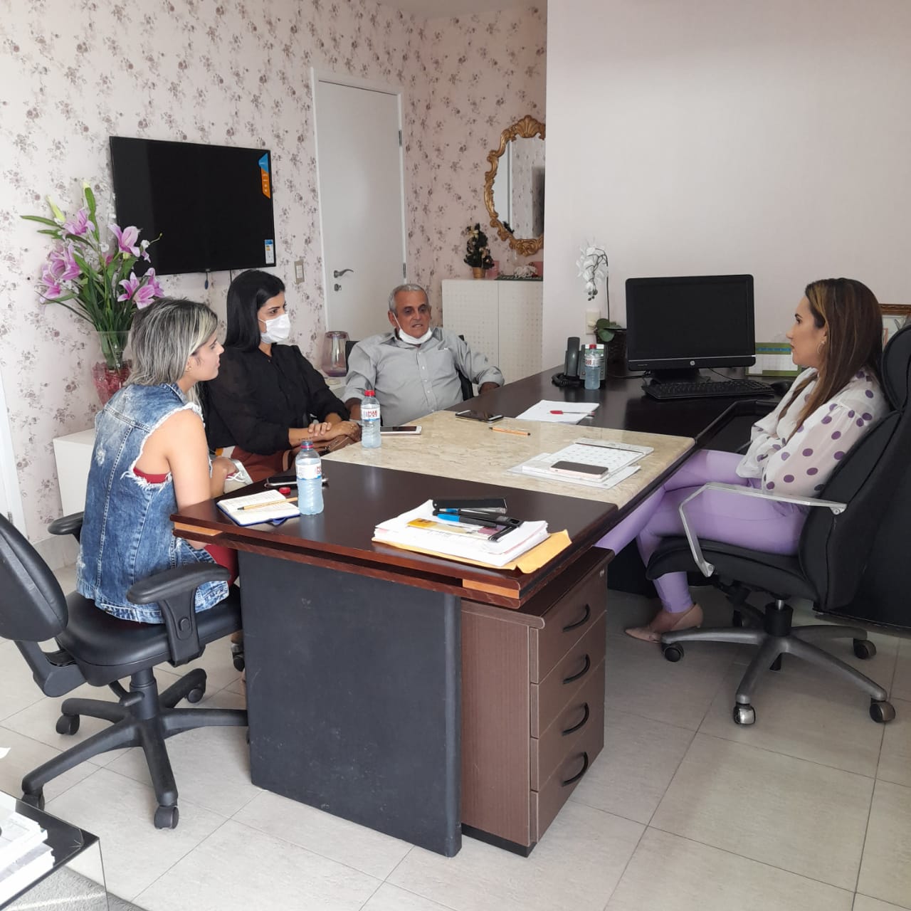 A deputada durante reunião com o vereador eleito Herasmo Leite