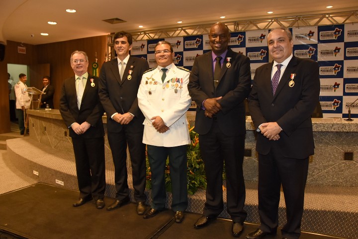 Militares da Assembleia e deputados recebem medalha do Mérito Militar