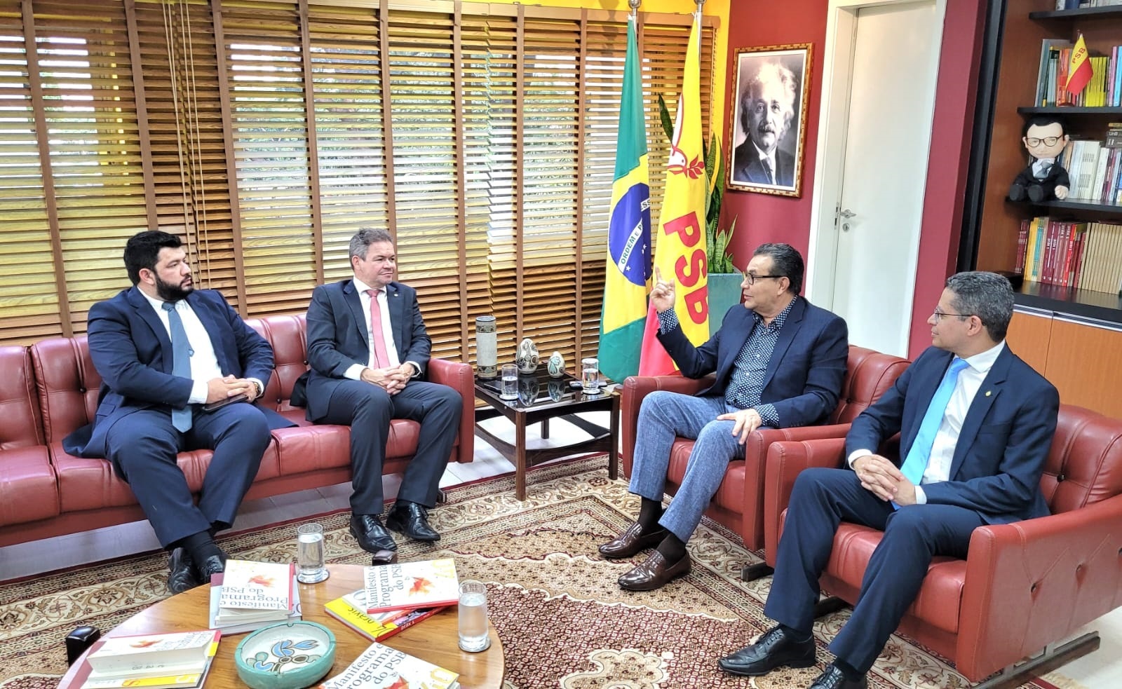 Deputado Carlos Lula reunido com o presidente do PSB, Carlos Siqueira, e o deputado Rafael