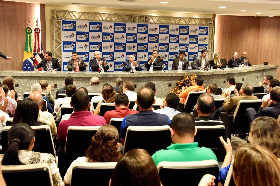 Deputados participam da entrega de ônibus escolares para os municípios maranhenses