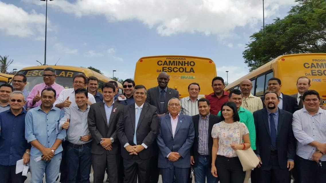 Cabo Campos prestigia entrega de 44 ônibus escolares