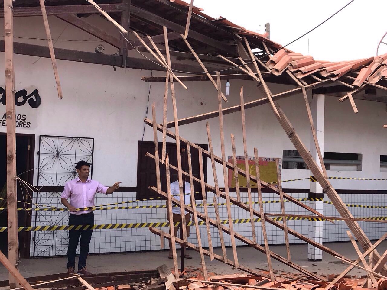 Deputado Wellington vistoria escola estadual cujo teto desabou