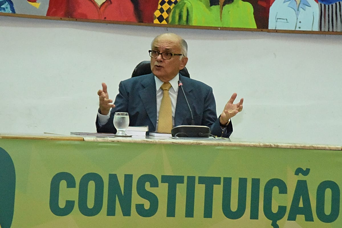 Professor da PUC discorre sobre recursos constitucionais durante Congresso na AL
