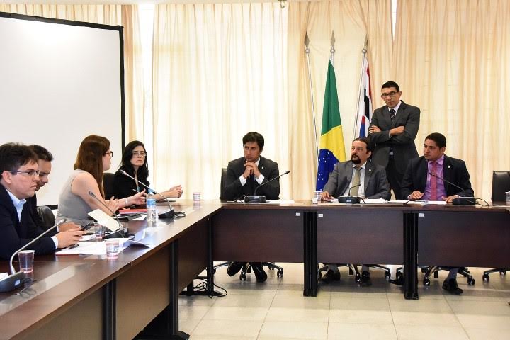 Verde conduz reunião com representantes de empresas de telefonia móvel