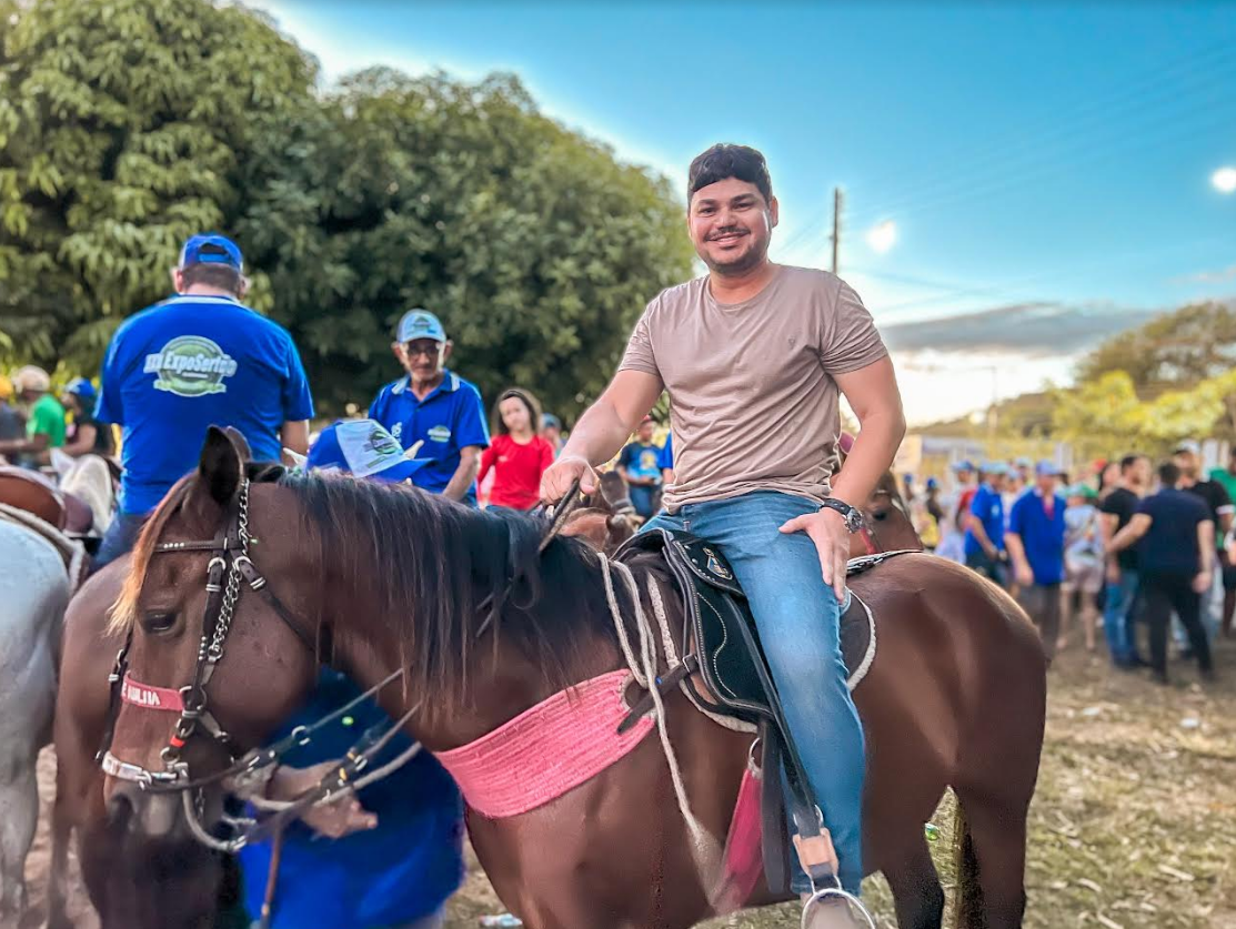 Guilherme Paz participou da tradicional cavalgada, que marca o início da 22ª ExpoSertão