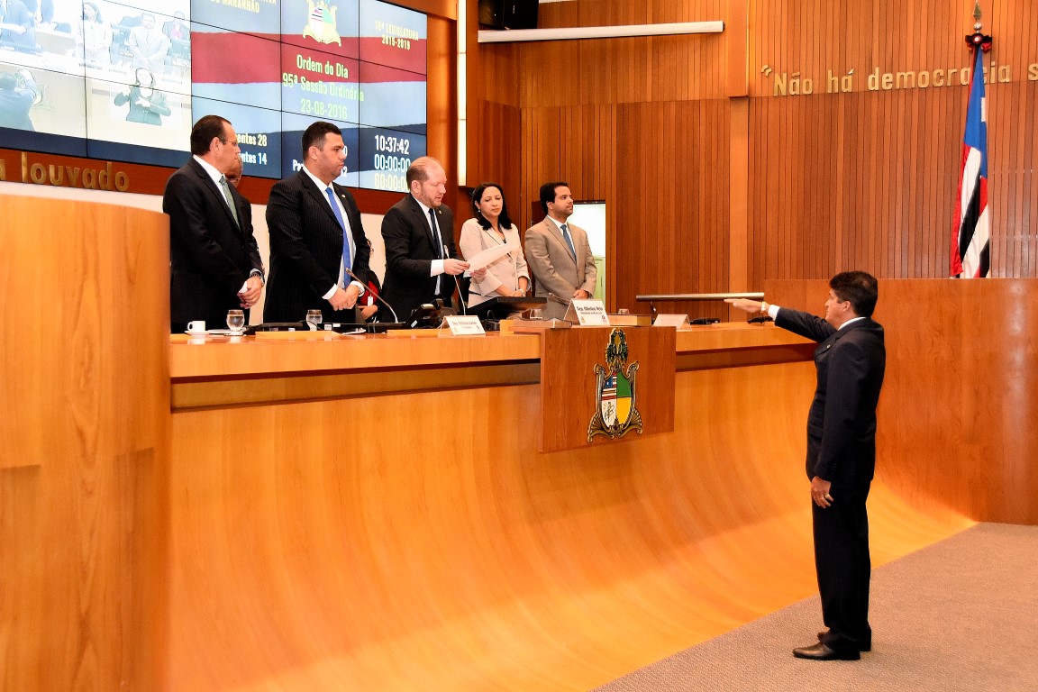 Marcos Caldas assume o mandato de deputado estadual, durante sessão