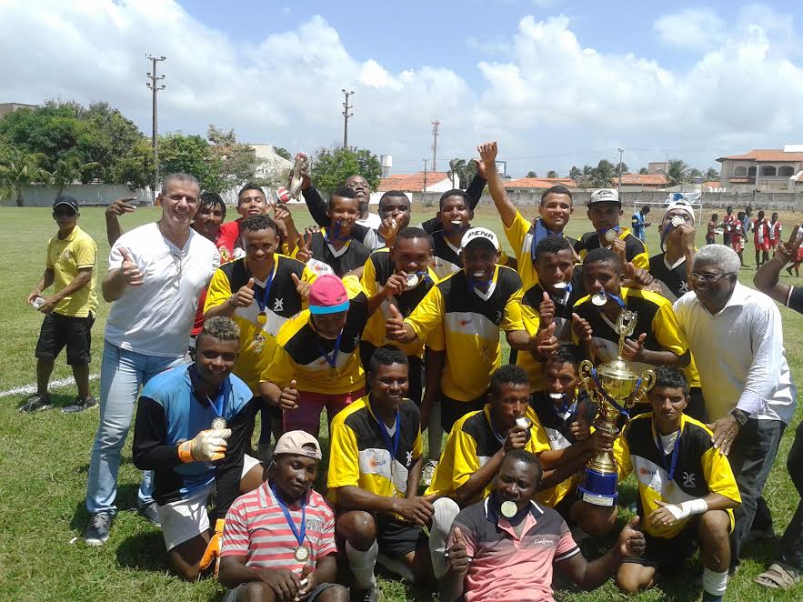 Deputado Sergio Frota entrega troféu na I copa Quilombola de Futebol Maranhense