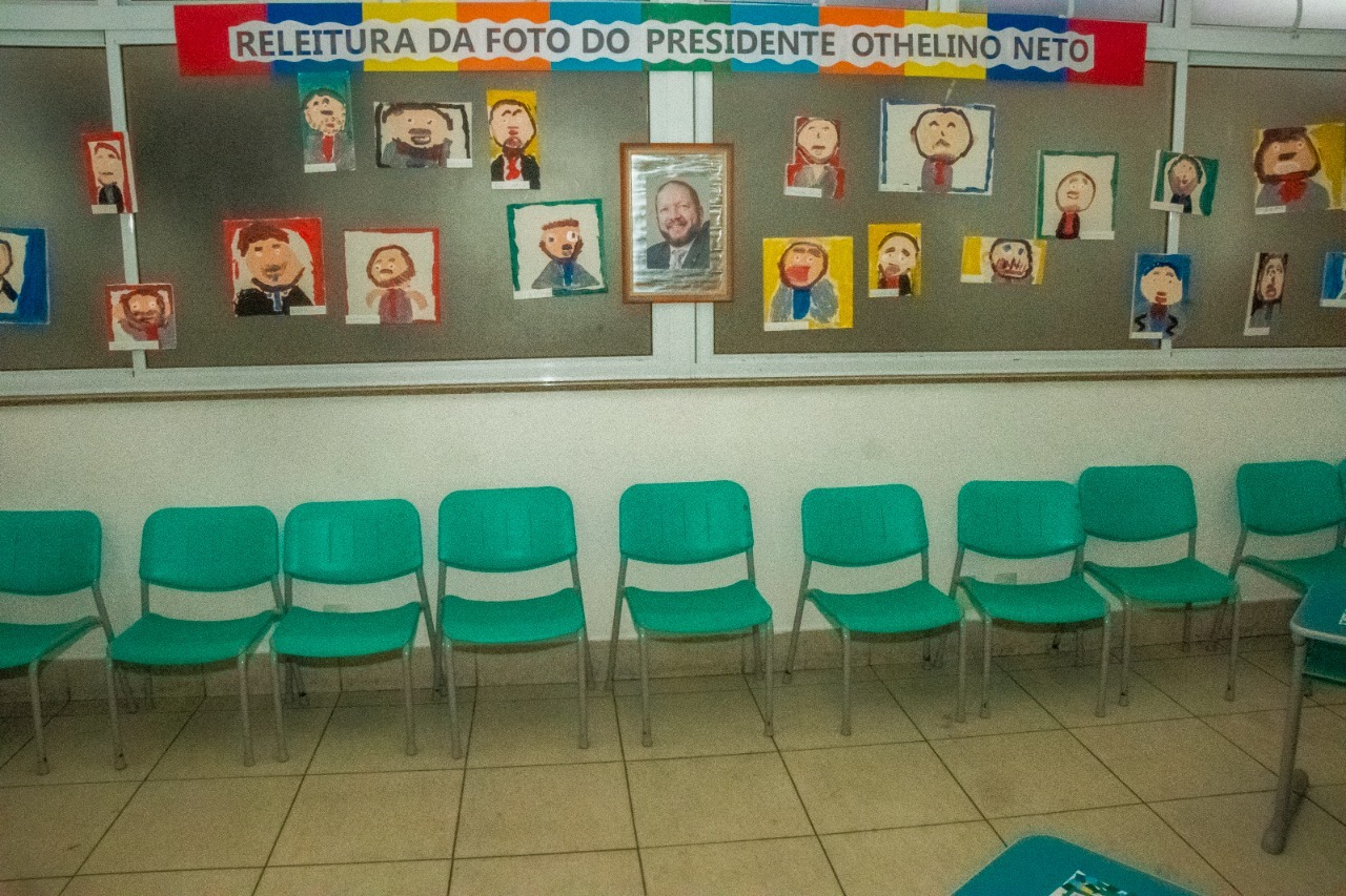 Mural com releituras de foto do presidente da Assembleia, deputado Othelino Neto 