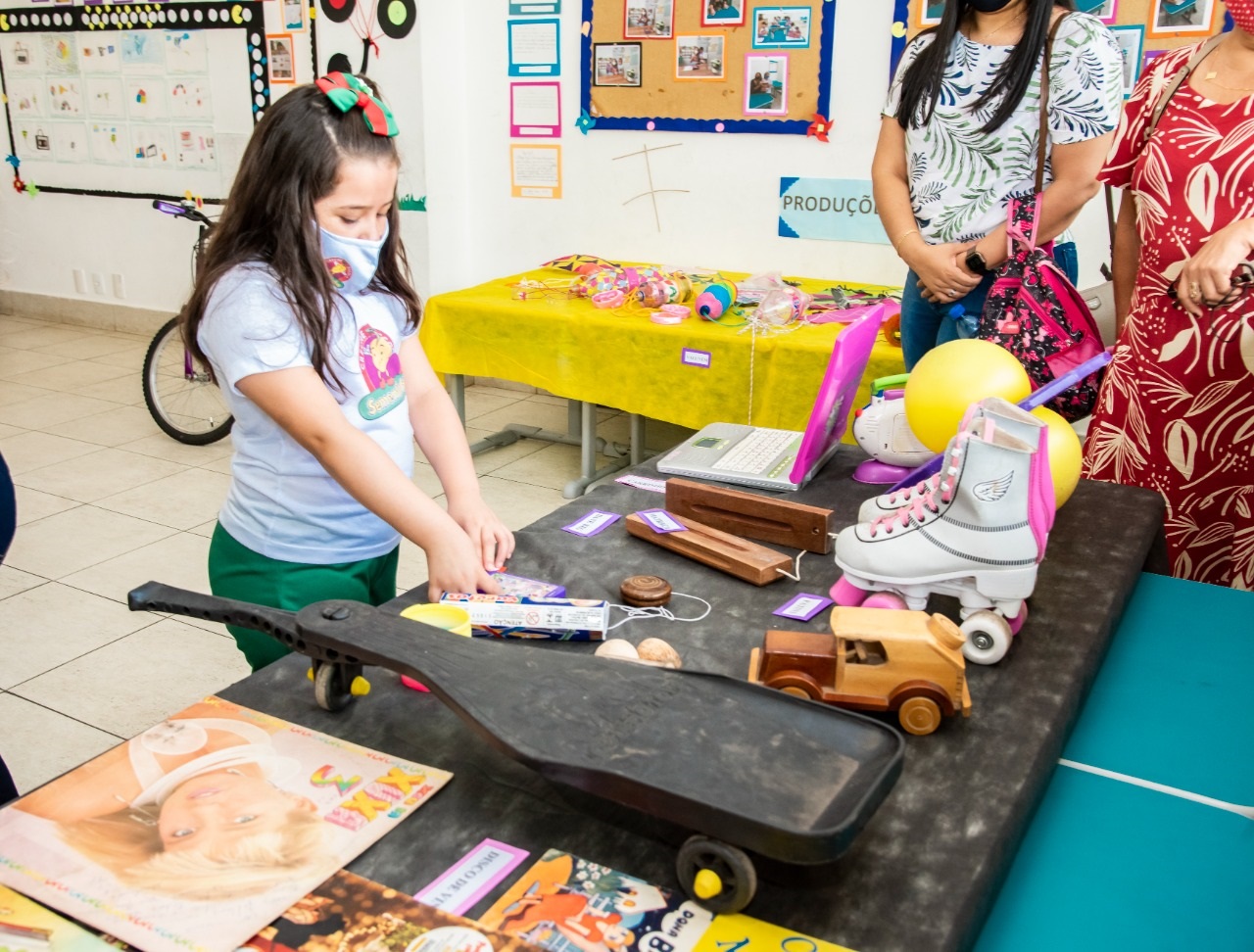 Aluna aprecia brinquedos muito utilizados nos anos 80, tema da Mostra Cultural da escola