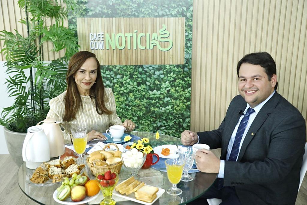 Juscelino Marreca e a jornalista Elda Borges em registro no ‘Café com Notícias’