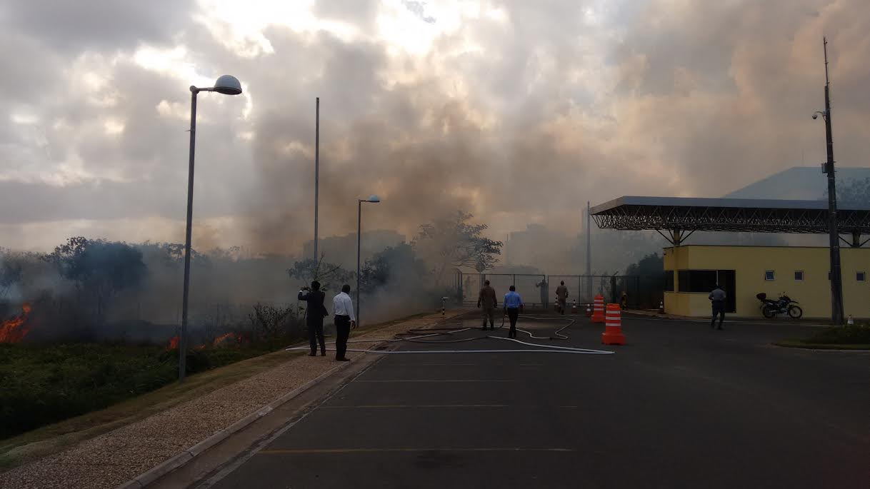 Brigada de bombeiros da ALEMA age rápido para conter incêndio na Reserva Ecológica do Rangedor