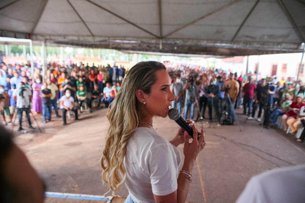 Deputada Thaiza discursa na cerimônia de lançamento, onde destacou a importância da nova unidade de saúde 