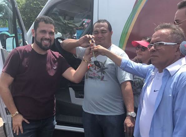 Fábio Macedo participa da entrega de ambulância em Buriti e prestigia aniversário de Pedreiras