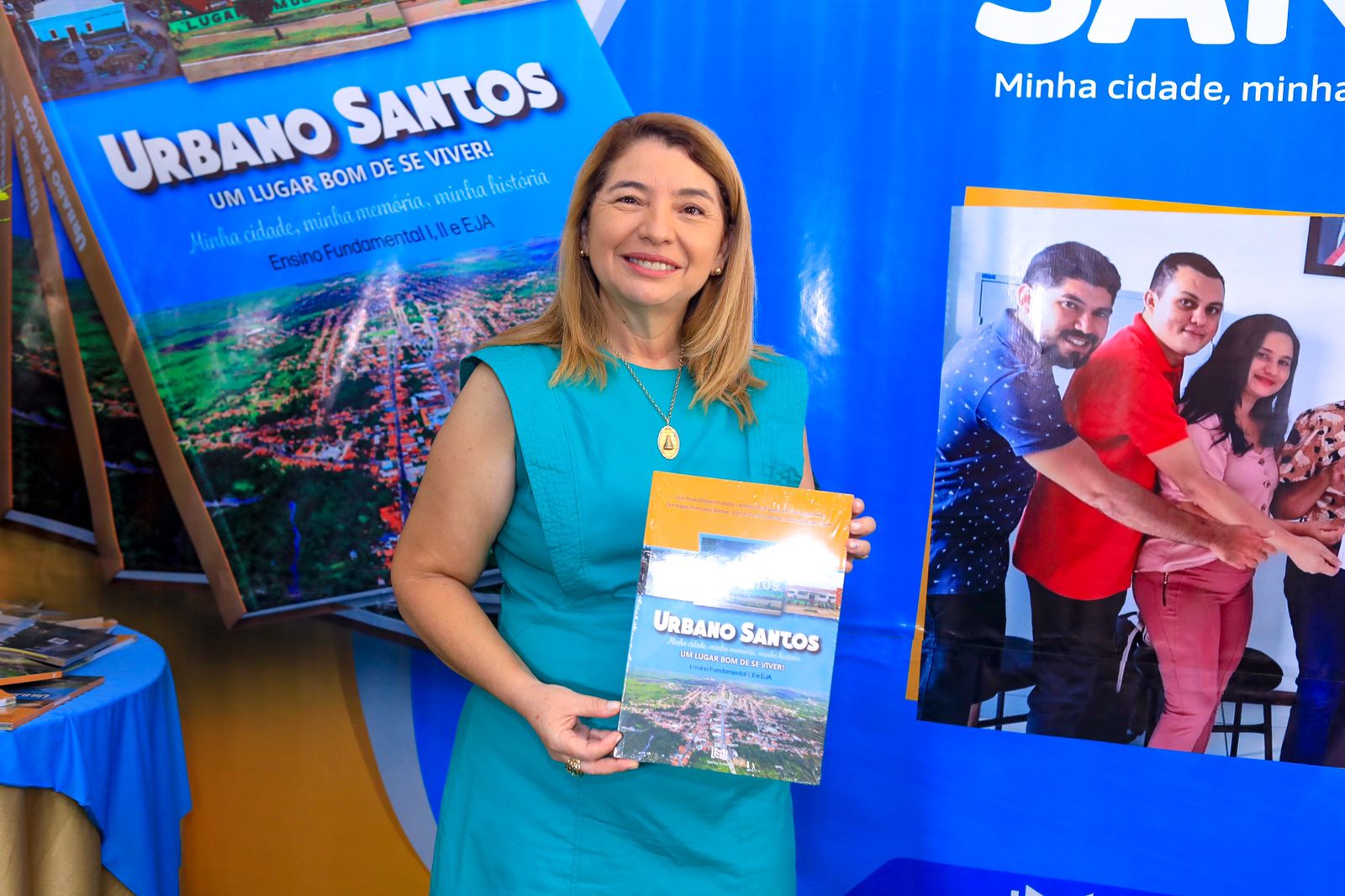 Iracema Vale mostra o livro didático sobre a história de Urbano Santos