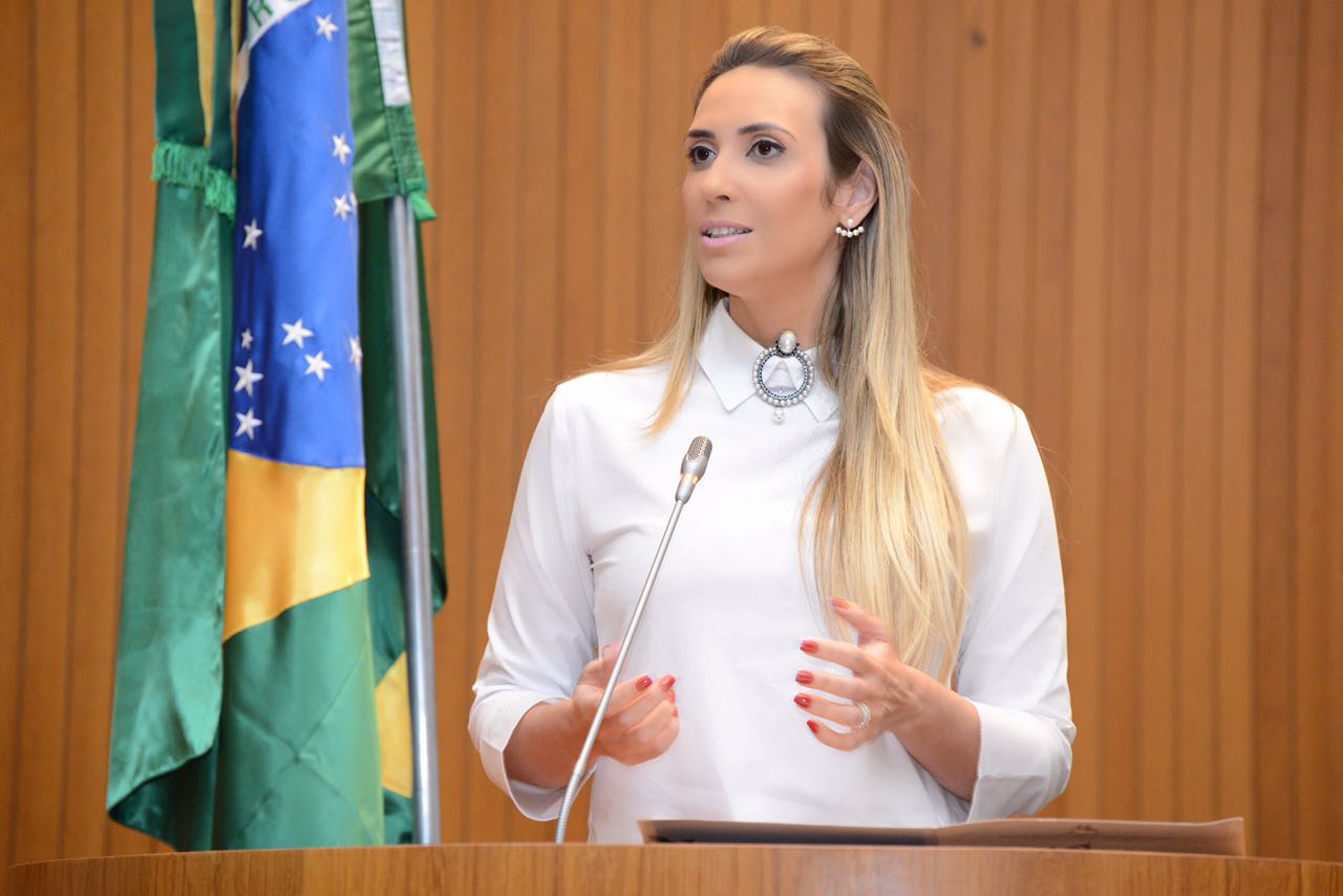 Andrea Murad ressalta a presença da mulher no parlamento