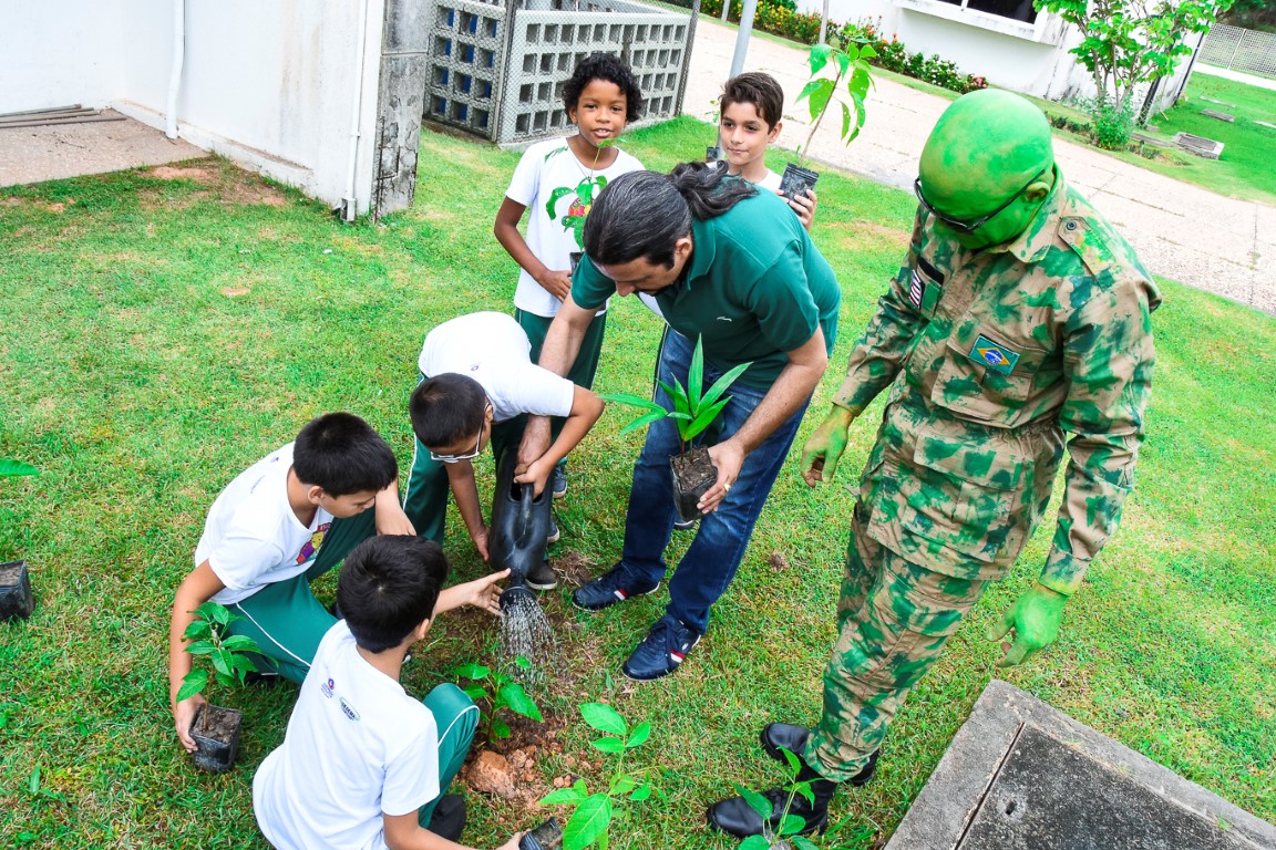 Júnior Verde e alunos da Sementinha plantam árvores em alusão ao Dia Mundial do Meio Ambiente