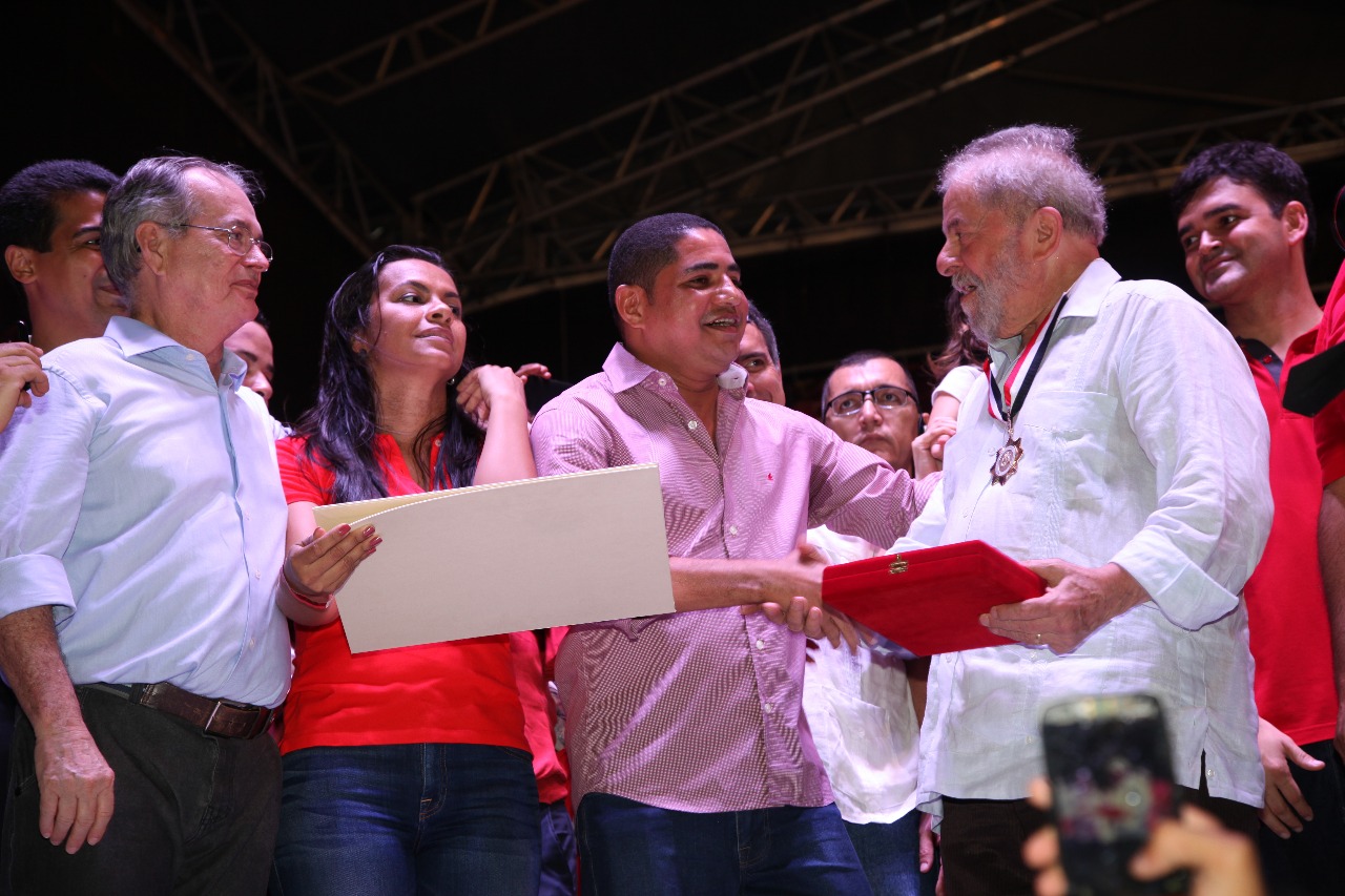 Deputado Zé Inácio entrega medalha e título de cidadão maranhense a Lula