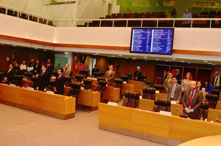 Assembleia presta homenagem e faz minuto de silêncio em memória às vítimas em Paris