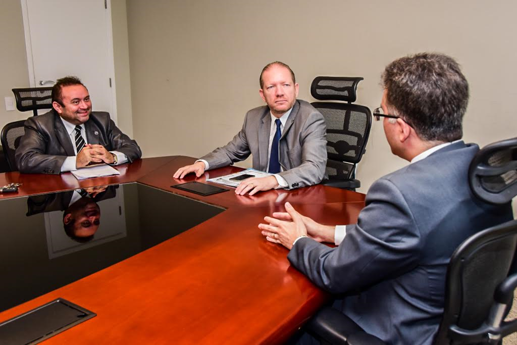 Othelino Neto recebe visita de procuradores do Estado do Maranhão