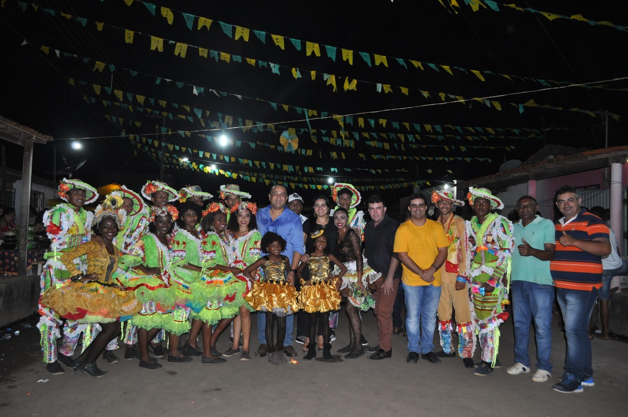 Roberto Costa prestigia quadrilha Estrelas do Mearim, do bairro Trizidela