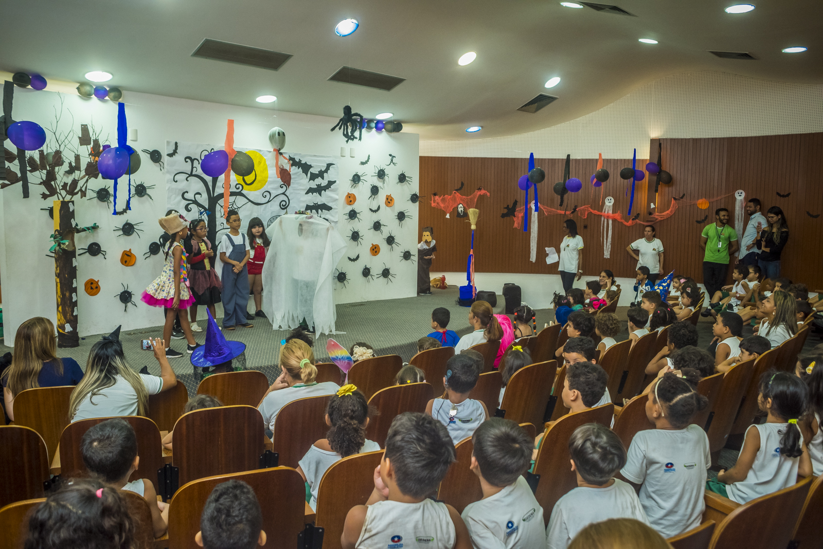 Alunos da Creche-Escola Sementinha se divertem em festa de Halloween